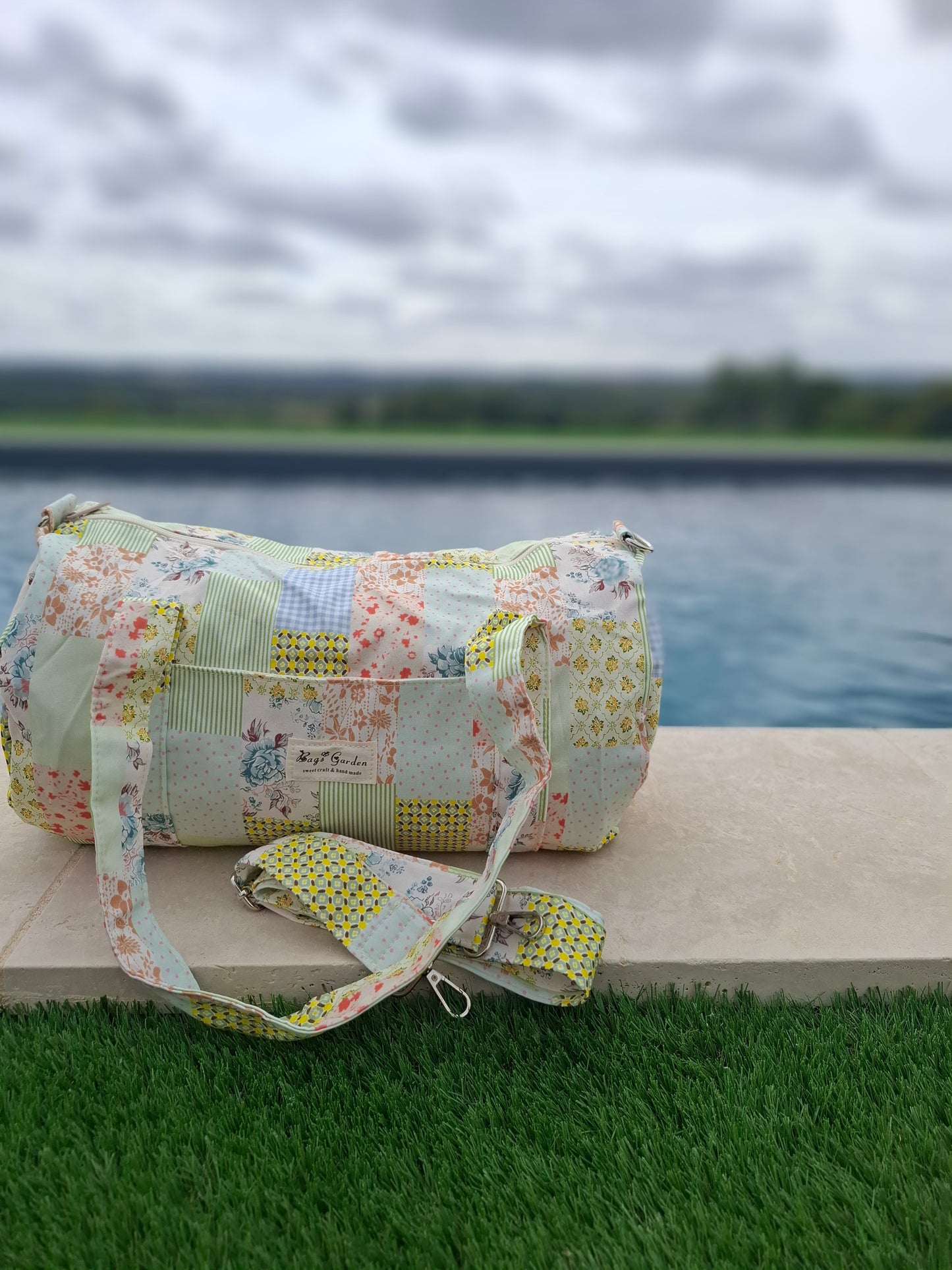 Sac polochon week end de voyage en tissu coton patchwork multicolore fleuri vert clair et jaune