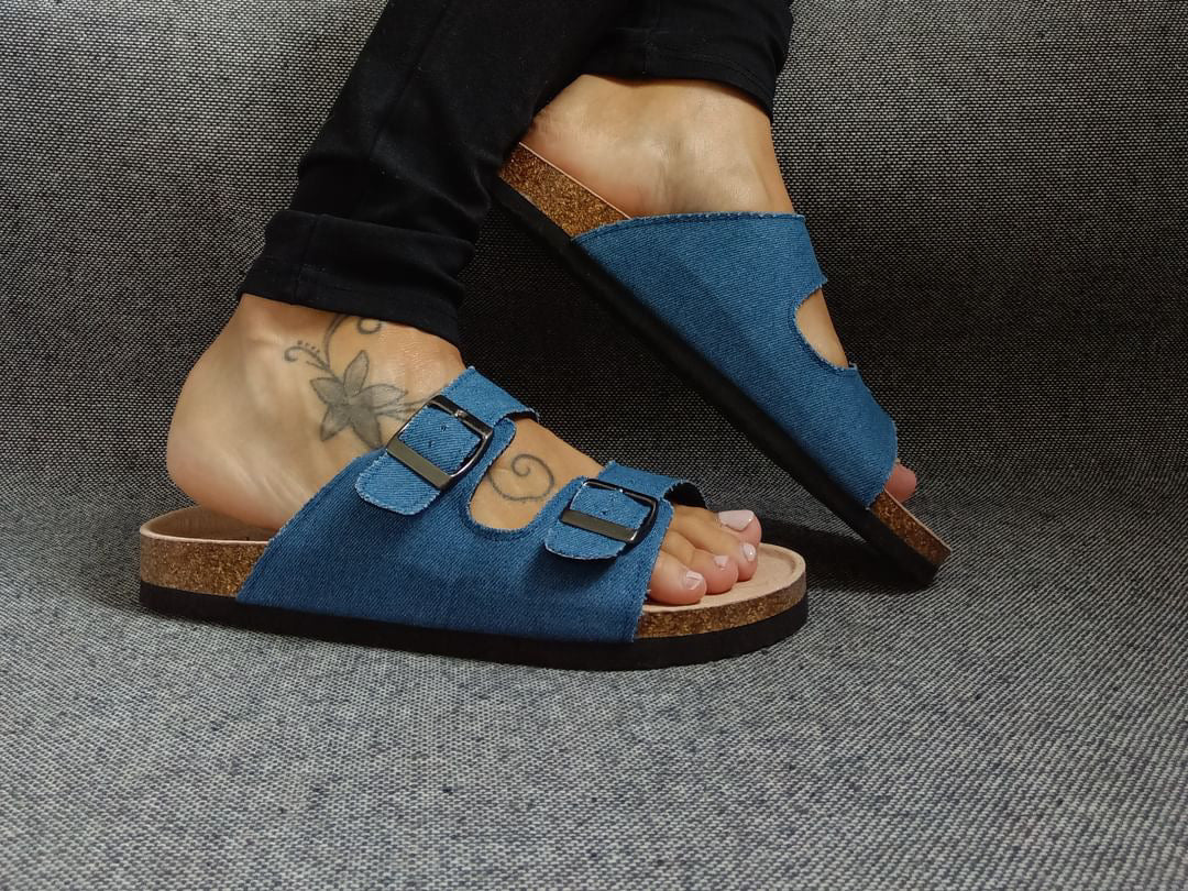 Chaussures sandales intérieur cuir denim de couleur bleue style Birkenstock