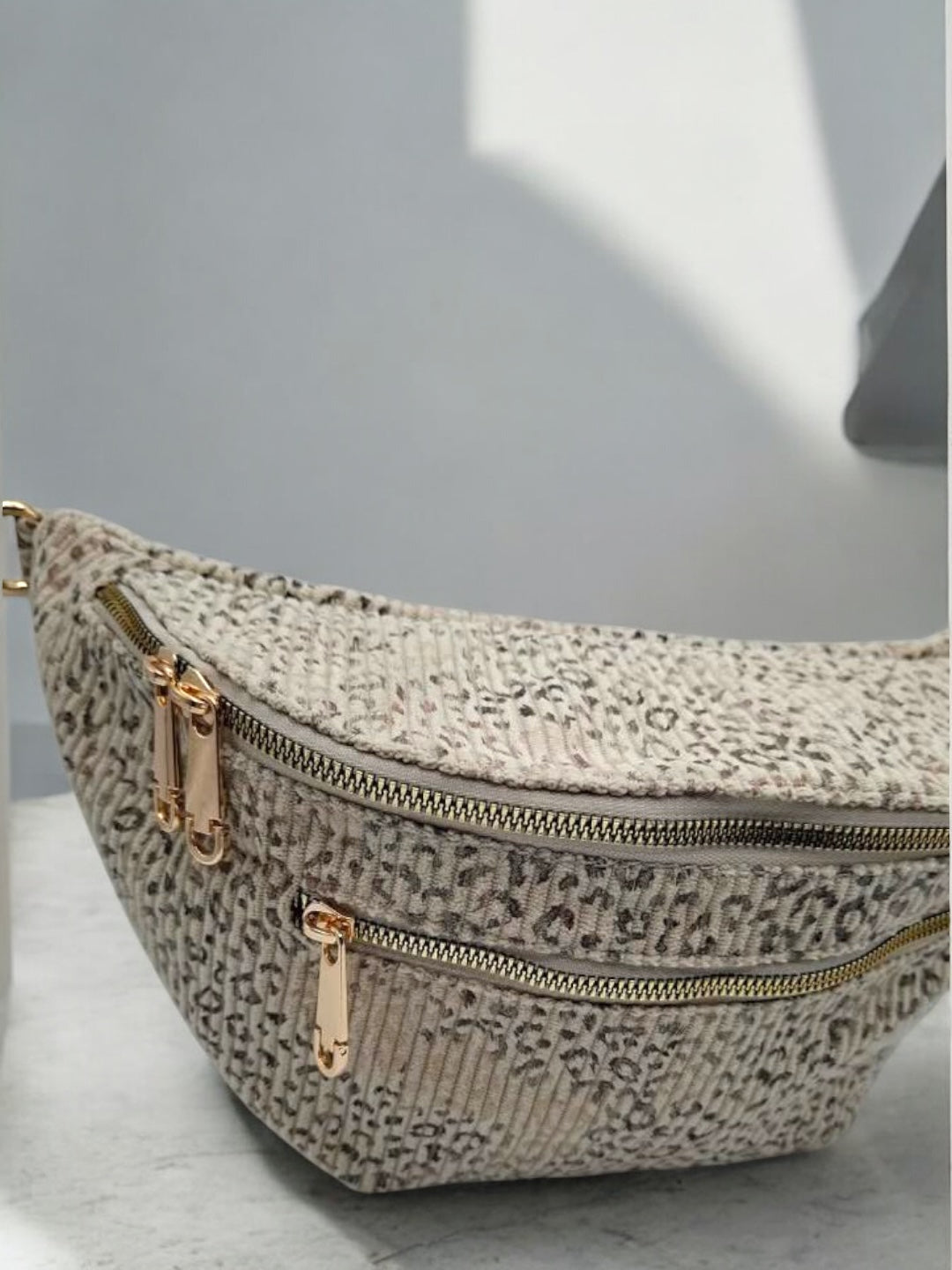 Sac banane XL en velours côtelé beige imprimé léopard 2 poches