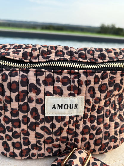 Sac banane tissu coton matelassé imprimé léopard beige marron