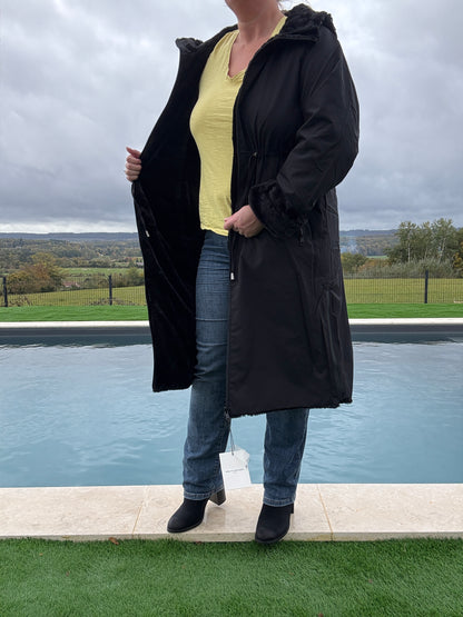 Manteau long réversible noir fausse fourrure avec capuche et cordons de serrage à la taille