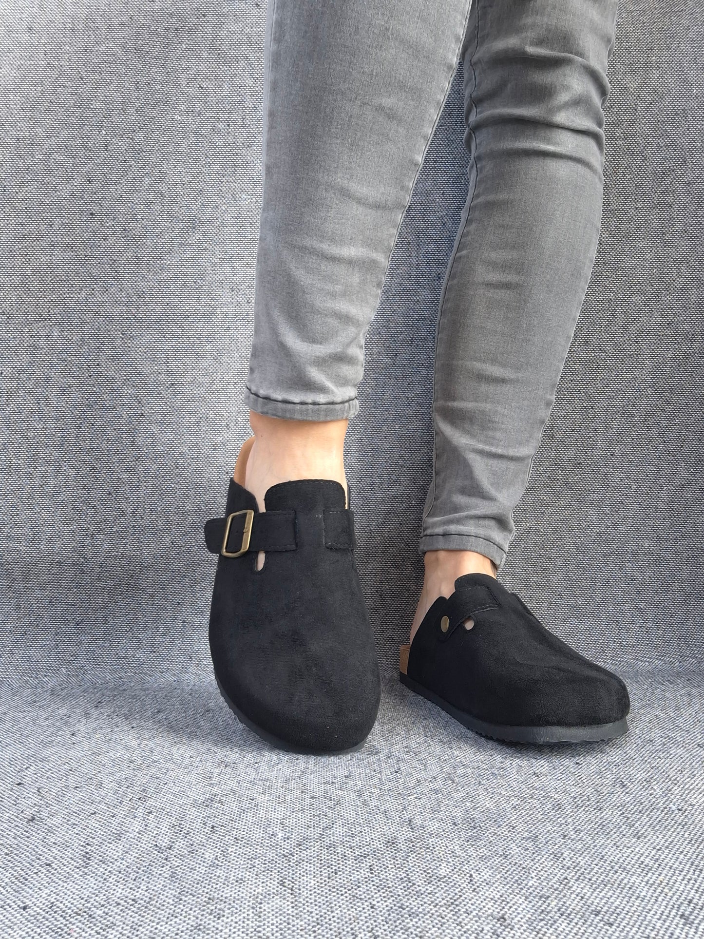 Chaussures sabots à semelle intérieur noirs avec boucle dorée
