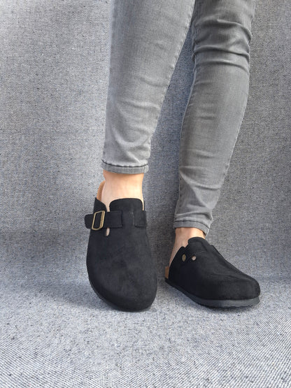 Chaussures sabots à semelle intérieur noirs avec boucle dorée