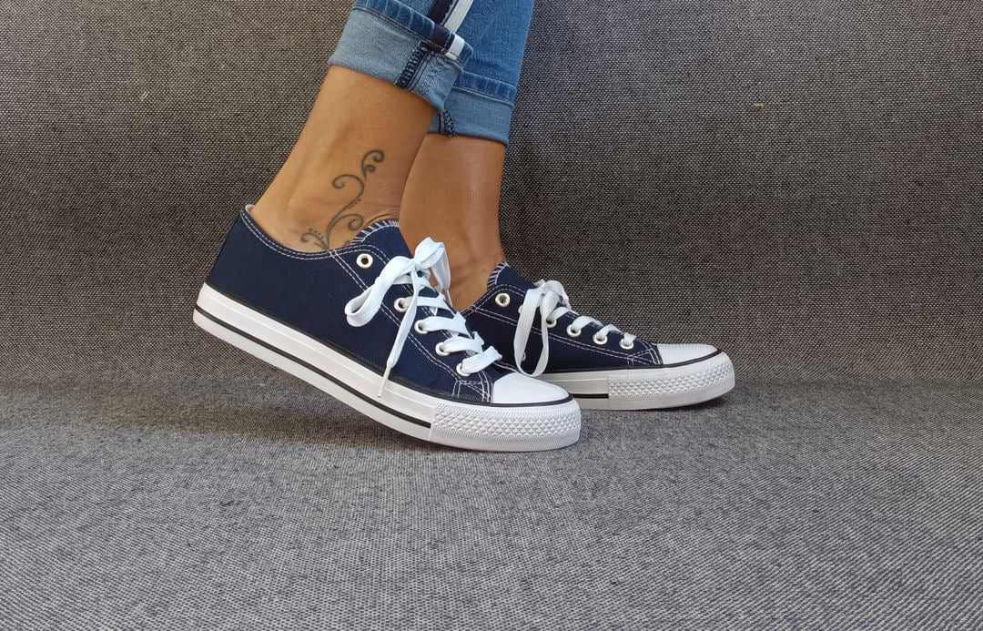 Baskets basses bleu marine et blanc type converse Le Petit Placard