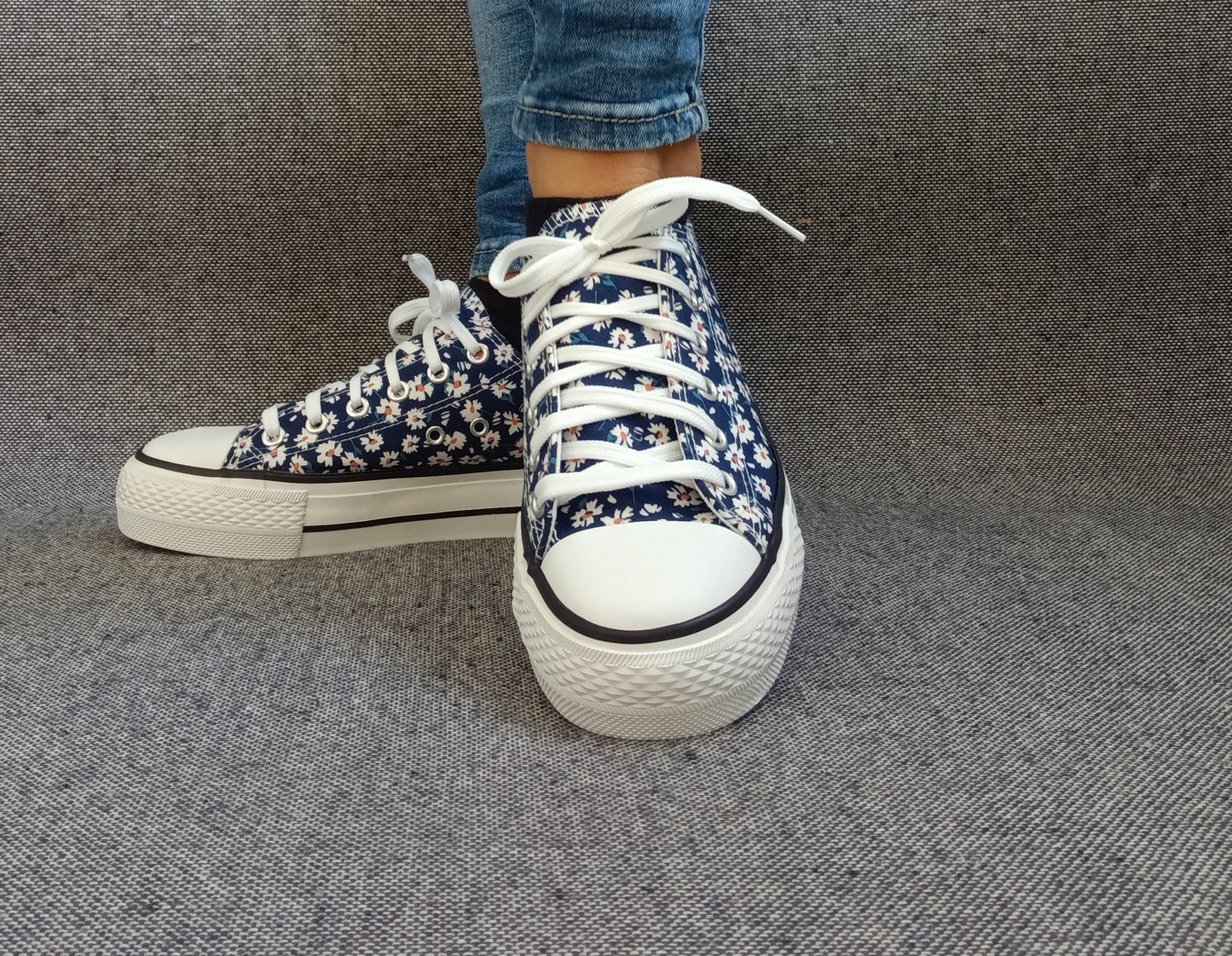 Chaussures baskets basses motifs liberty fleurs bleu marine en tissu type converse