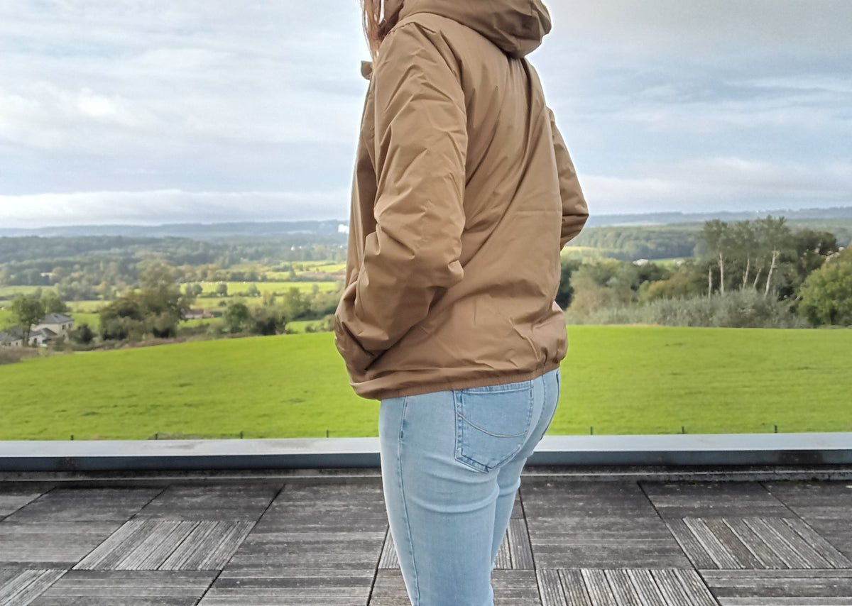 Veste courte camel à capuche et fermeture zippée femme