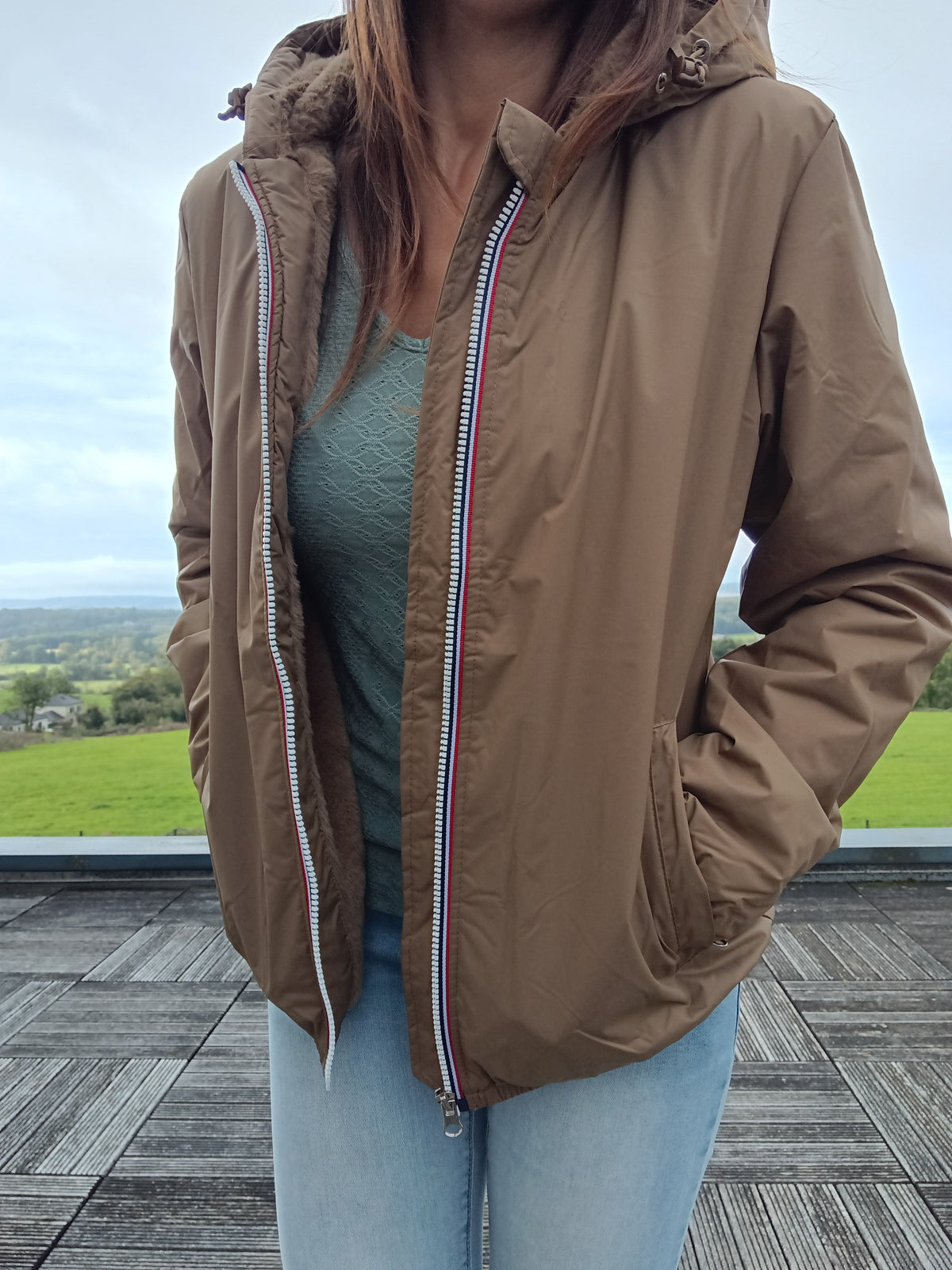 Veste courte camel à capuche et fermeture zippée femme