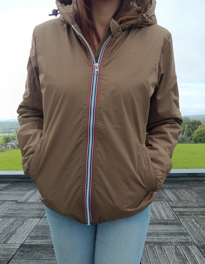 Veste courte camel à capuche et fermeture zippée femme