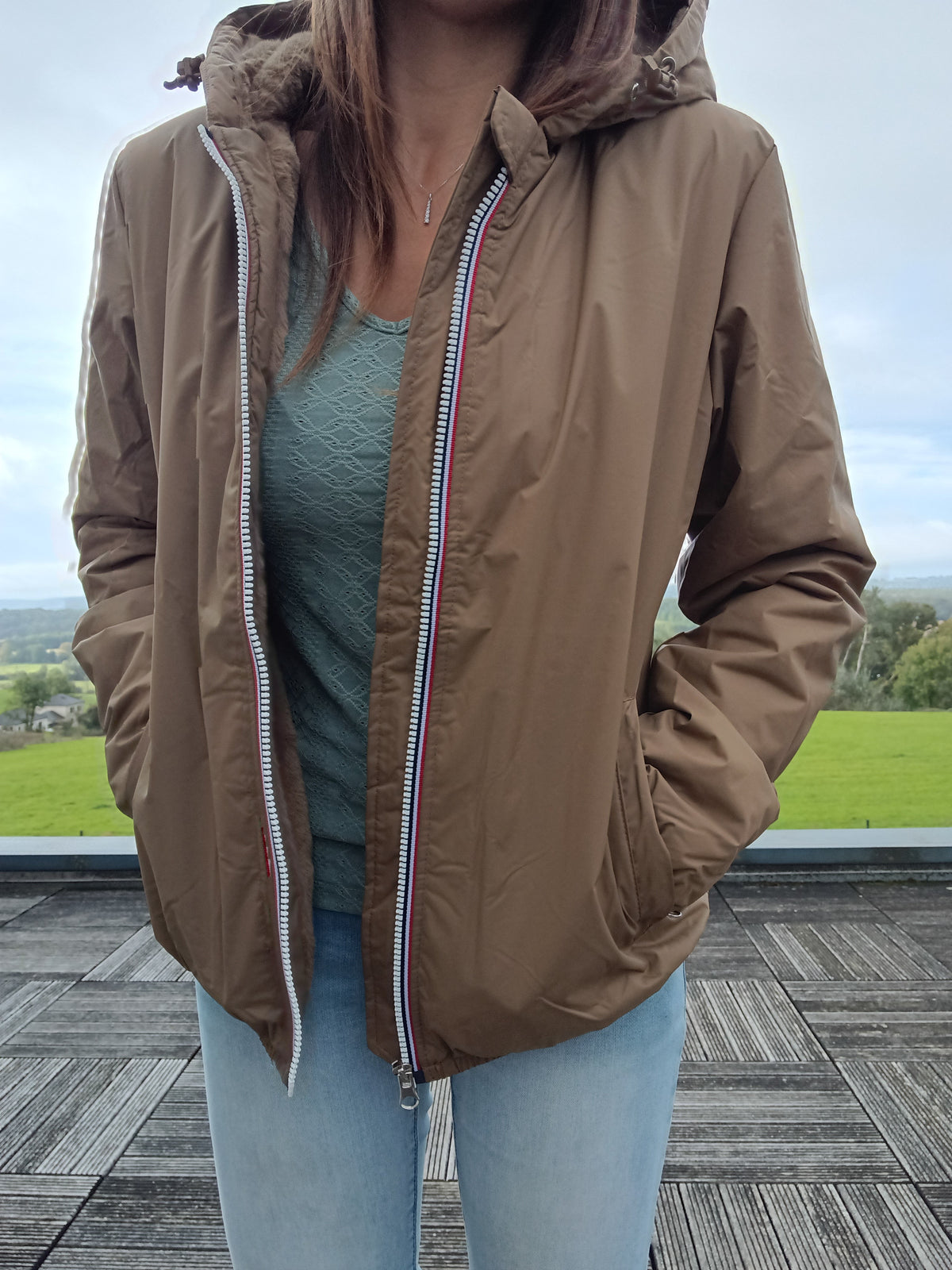 Veste courte camel à capuche et fermeture zippée femme