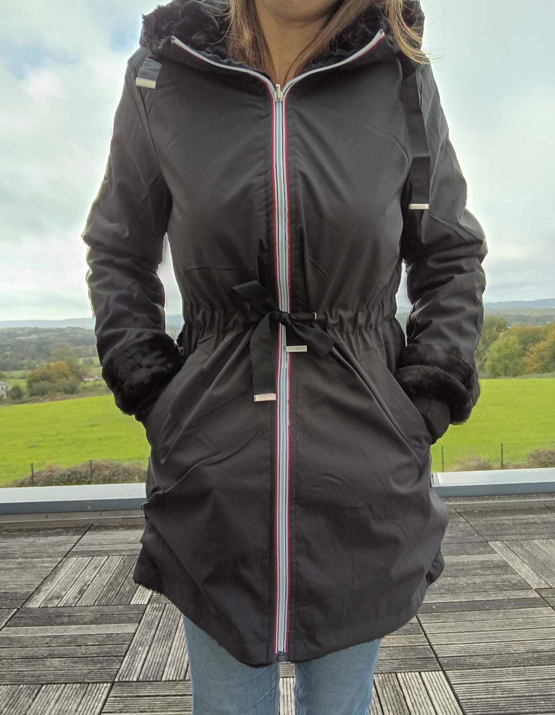 New Lolo - Manteau long NOIR réversible, imperméable et complètement fourré resserrable à la taille - Curvy