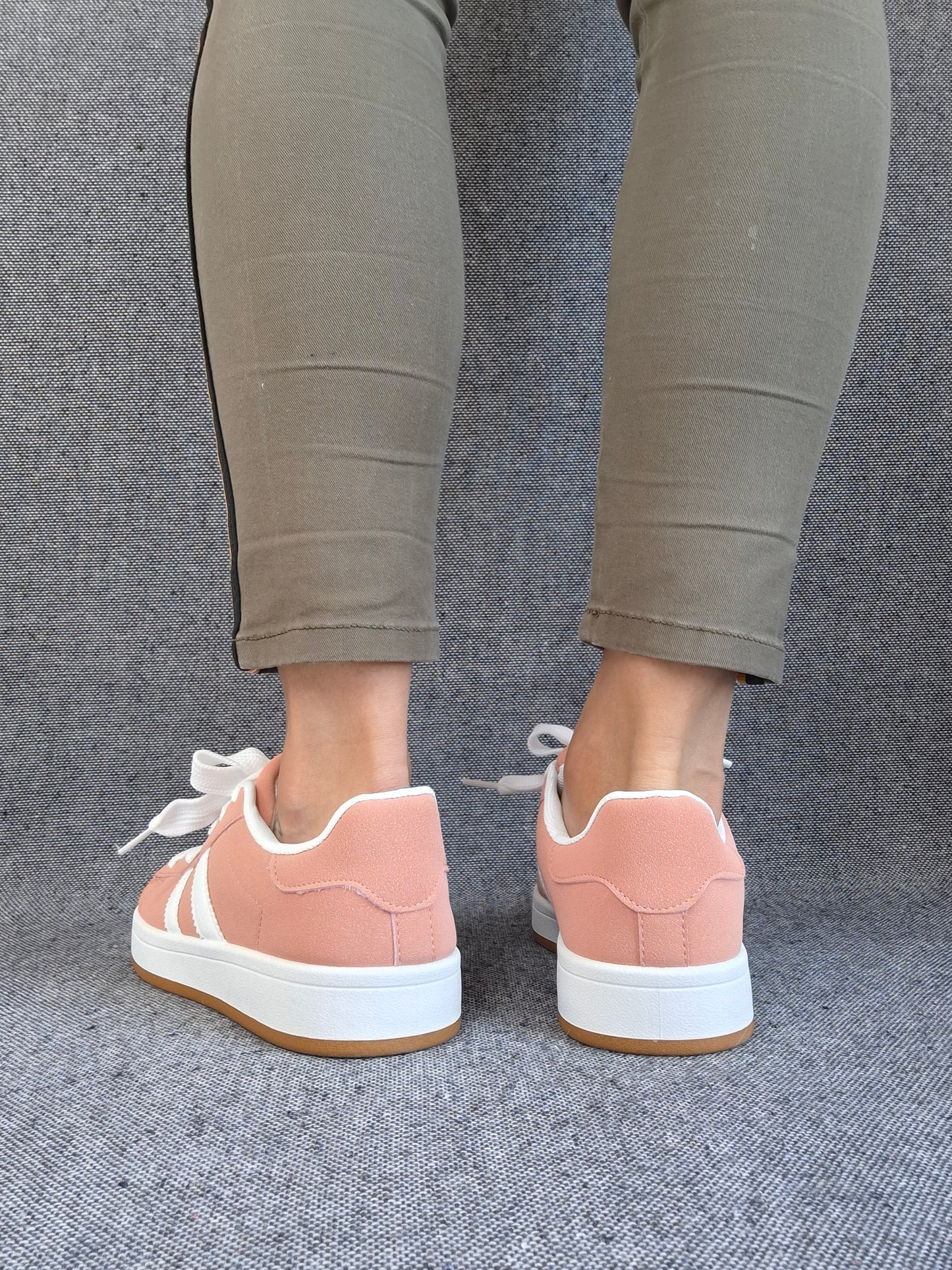 Chaussures baskets basses corail avec bandes blanches style sneakers campus