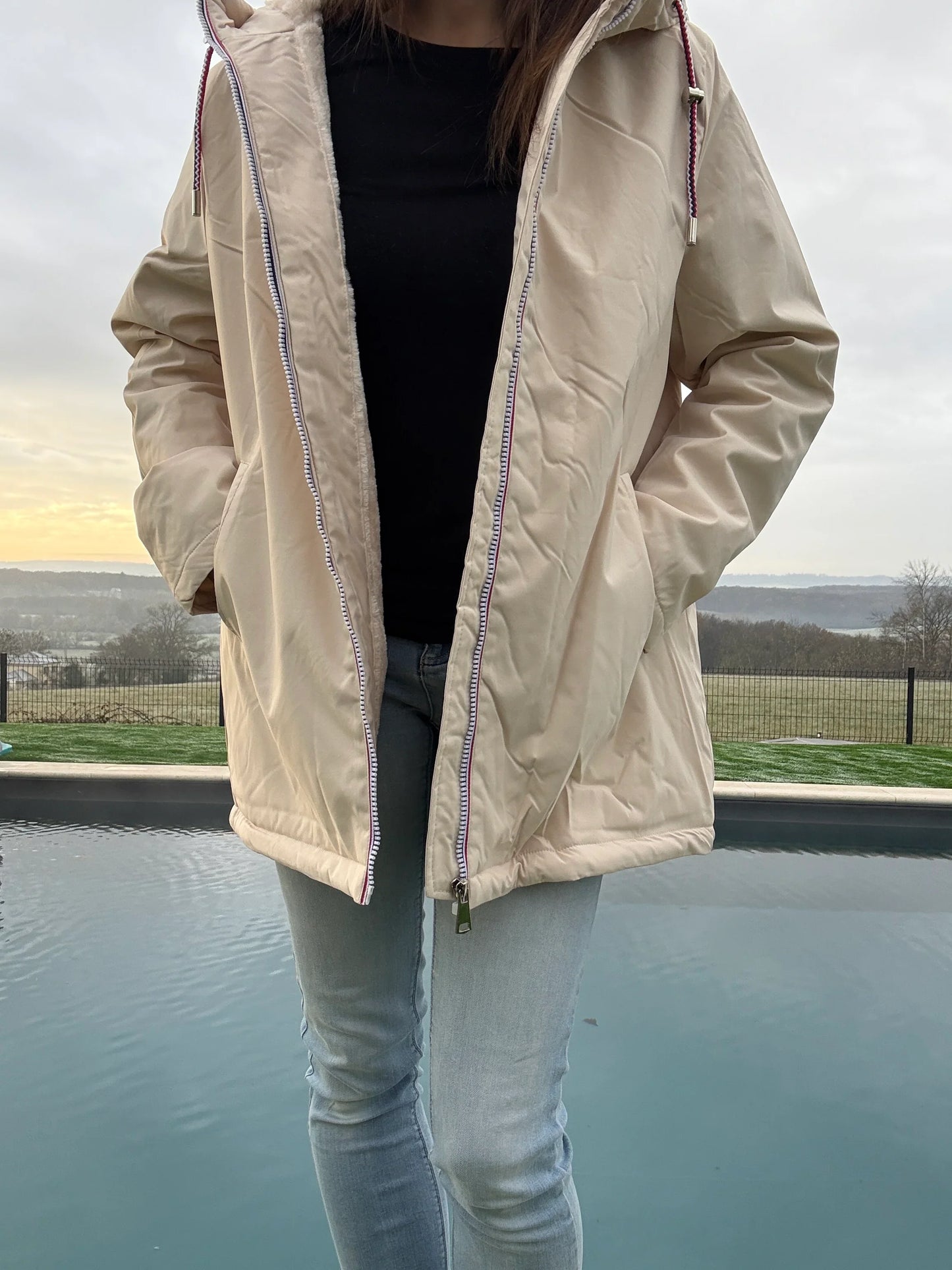 Manteau imperméable mi long fourré en fausse fourrure beige - Curvy