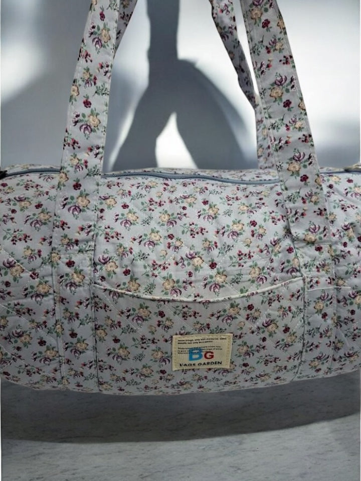 Sac polochon en coton matelassé motifs à fleurs bleu ciel