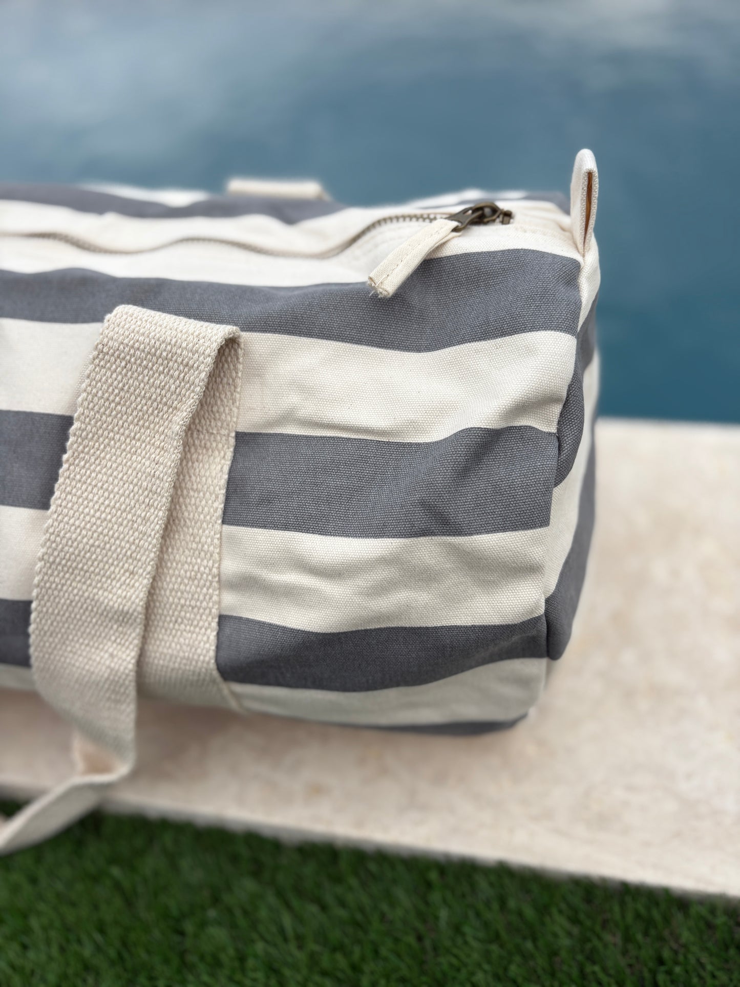 Sac polochon en coton rayé gris et blanc