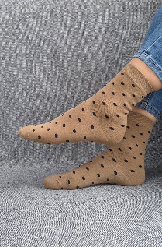 Paire de chaussettes marrons en coton à motifs pois noirs