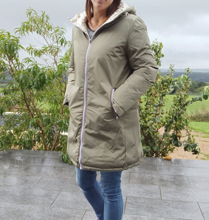 Melya Melody - Manteau long réversible et imperméable matelassé kaki clair/doré - Curvy