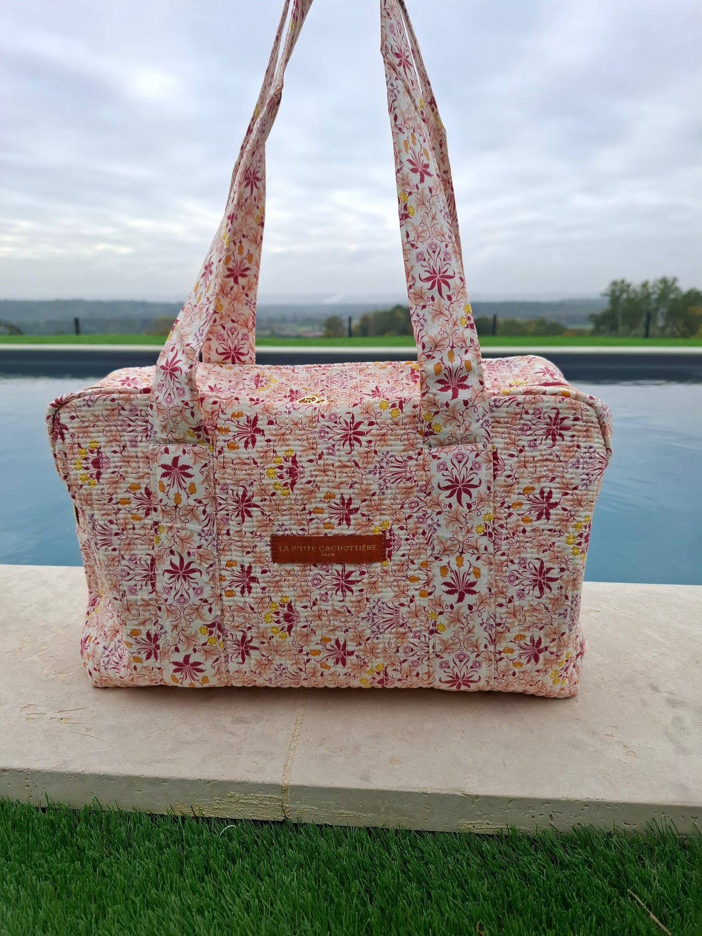 Sac week-end polochon en coton matelassé rose liberty fleuris nuances de rose de jaune et de blanc
