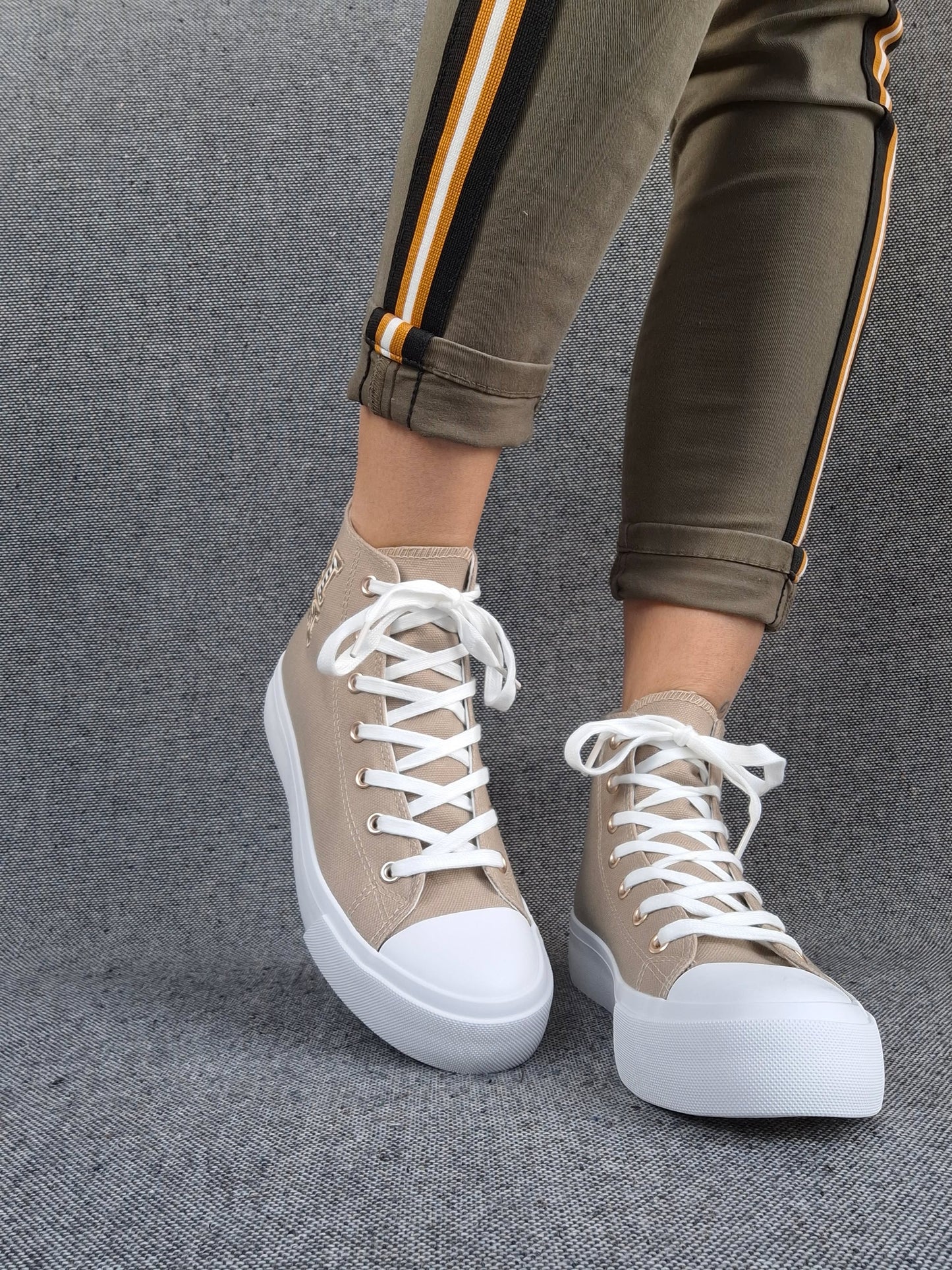 Chaussures baskets hautes tissu beige taupe blanc inscription "LOVE" style converse