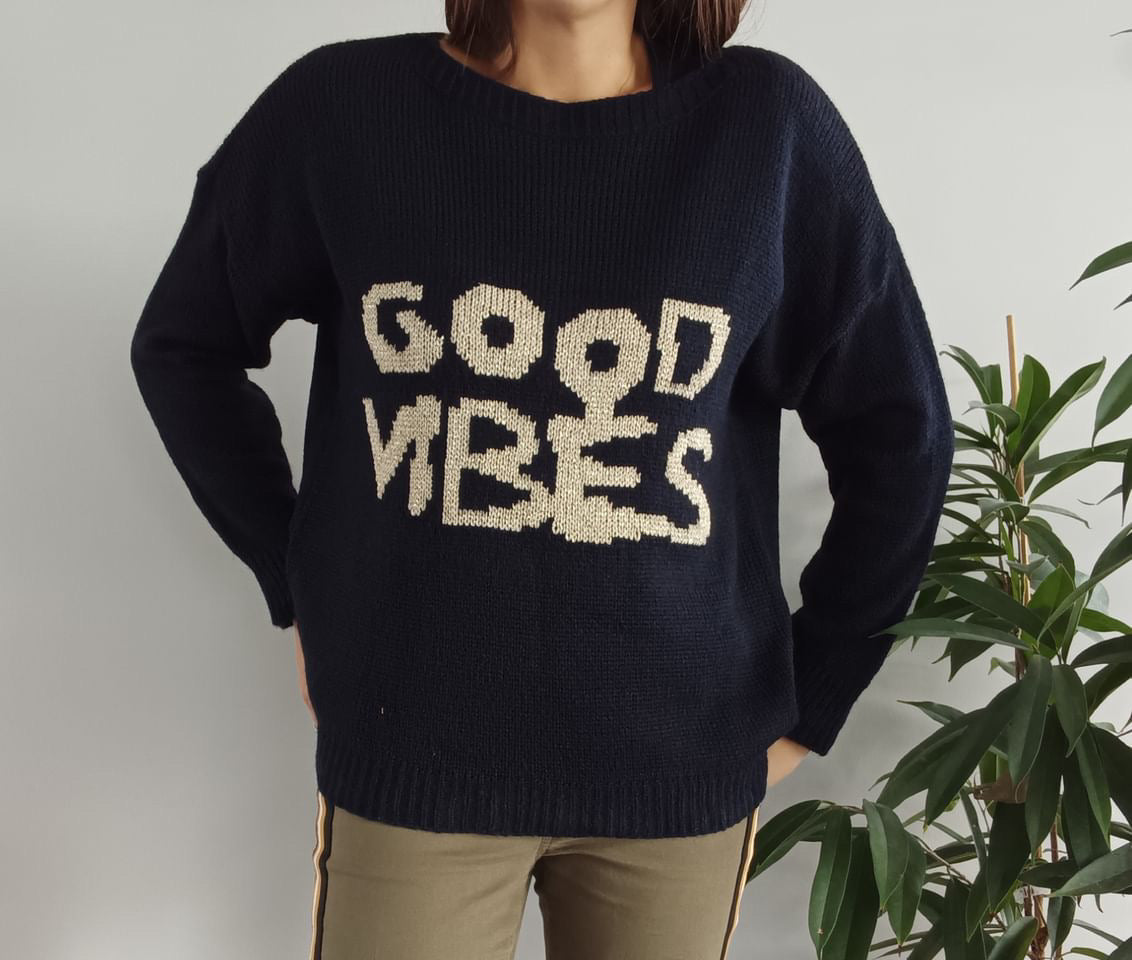 Pull mailles bleu marine inscription “good vibes” doré