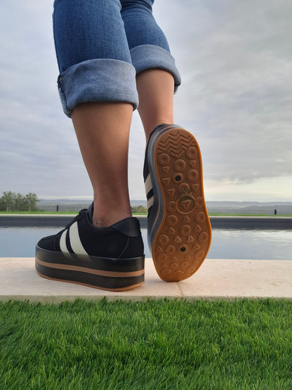 Chaussures baskets basses compensées noir avec bandes blanches style sneakers campus