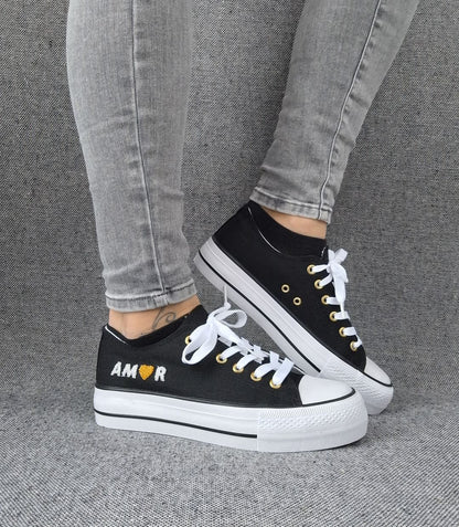 Chaussures baskets basses en toile noir avec inscription “Amor” style converse