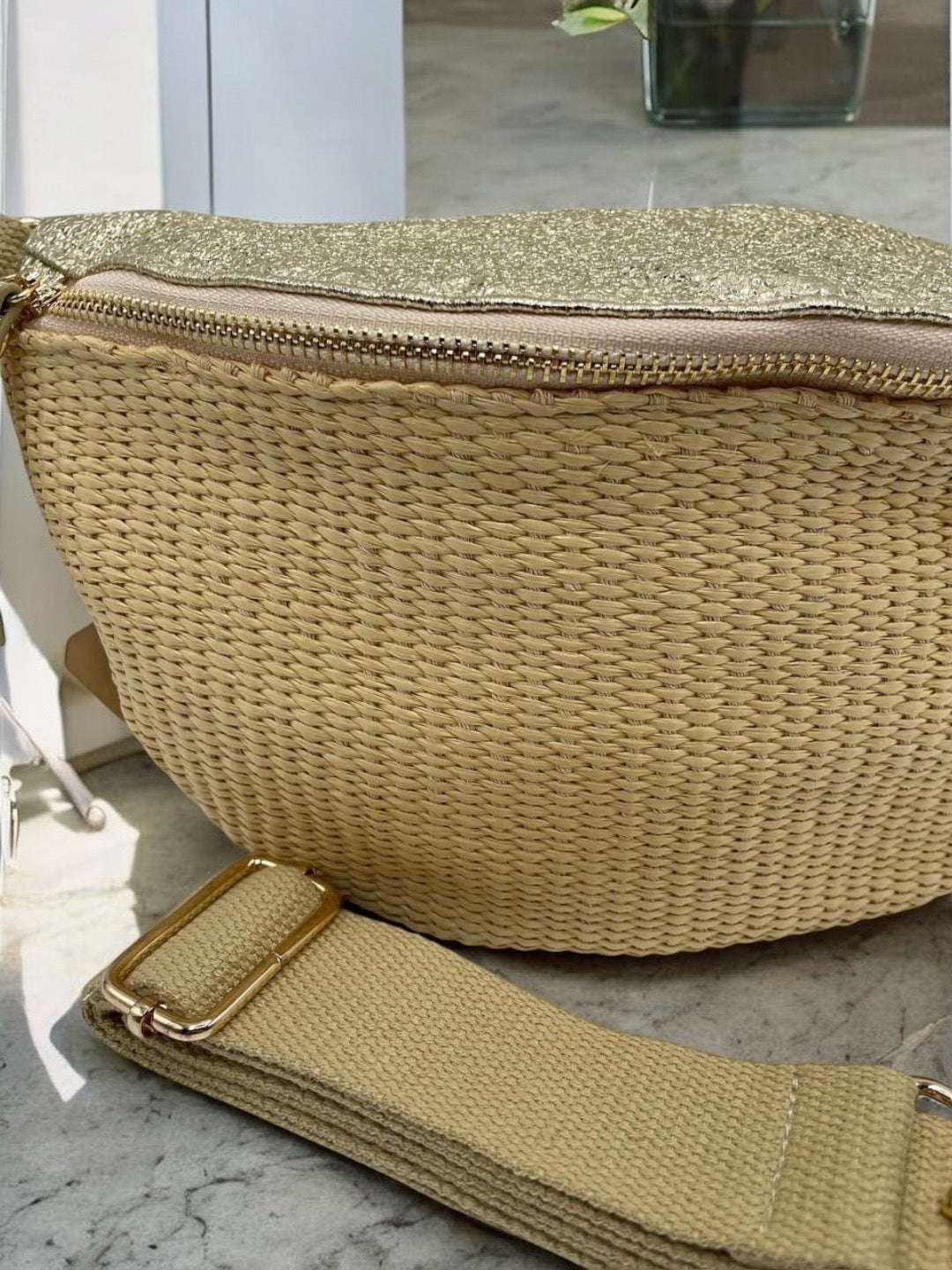 Sac banane bi-matière en paille beige et simili cuir doré pailleté