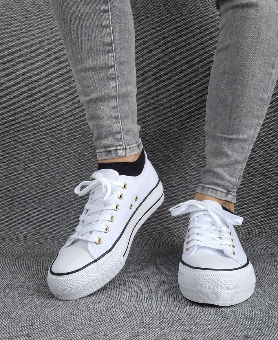 Chaussures baskets basses en toile blanche avec inscription “Amor” style converse