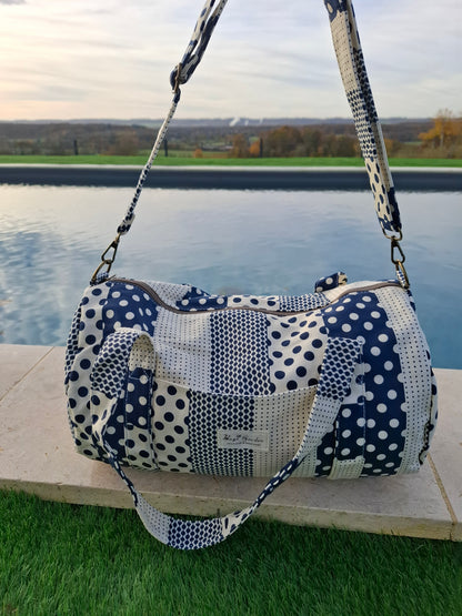 Sac polochon week end de voyage en tissu coton patchwork motifs à pois bleu marine et blanc