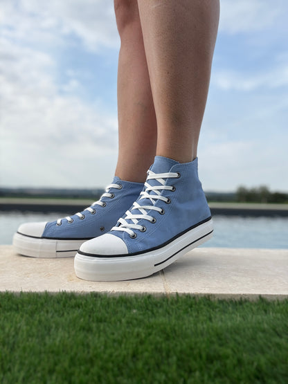Chaussures baskets hautes en toile bleu clair blanc style converse