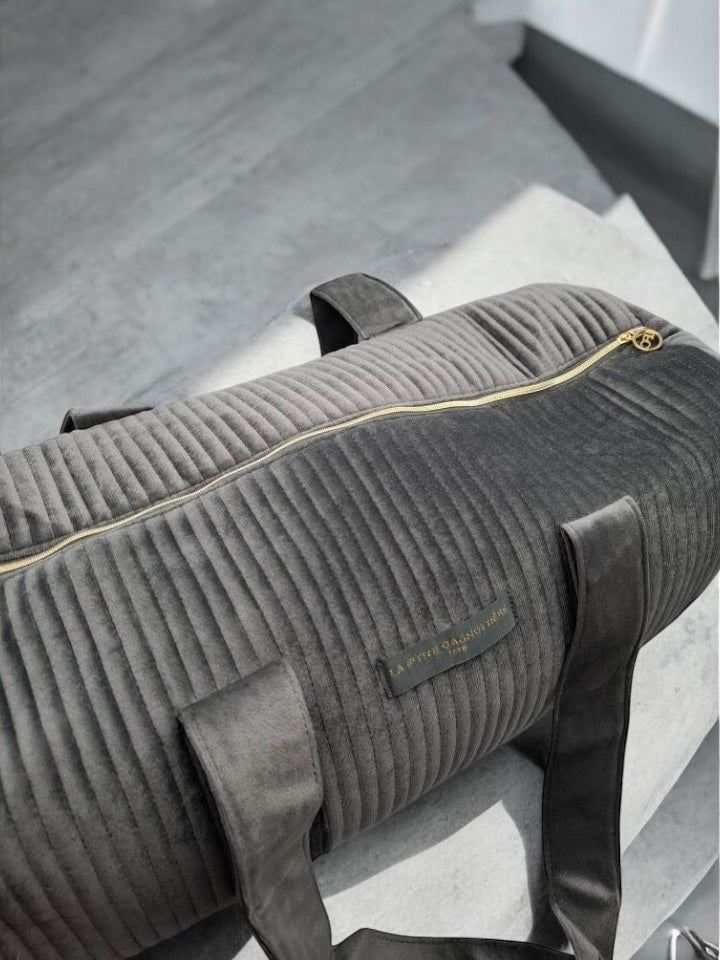 Sac polochon en velours matelassé gris 'La ptite cachotiere'