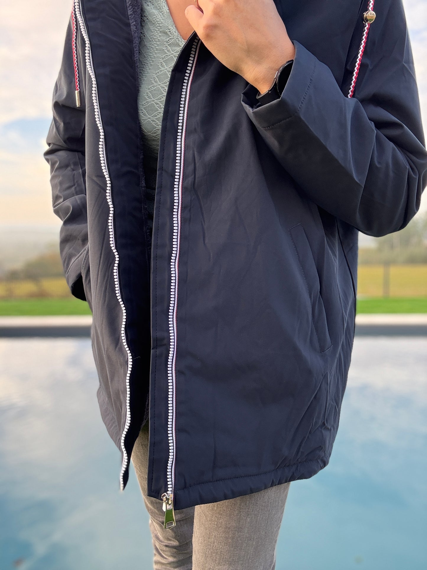Manteau imperméable mi long fourré en fausse fourrure bleu marine