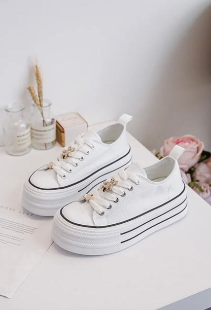 Chaussures baskets basses semelle compensée en tissu blanc style converse