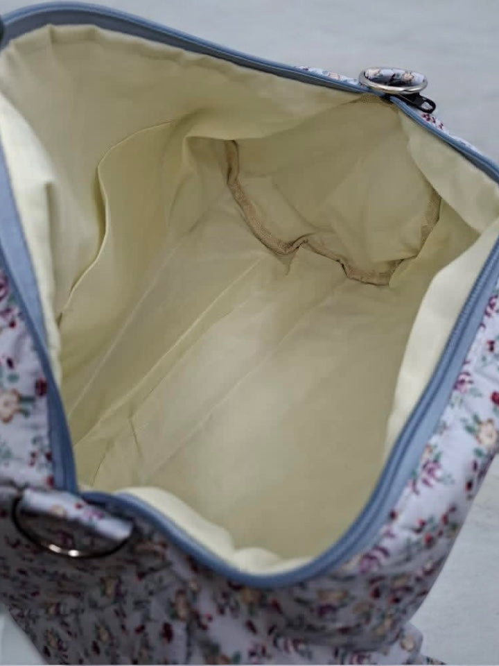 Nouveautés - Sac polochon en coton matelassé motifs à fleurs bleu ciel