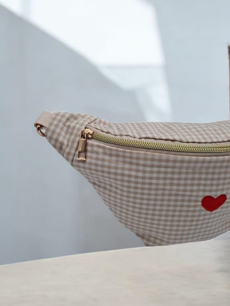 Sac banane en coton motif vichy beige et blanc avec cœur rouge