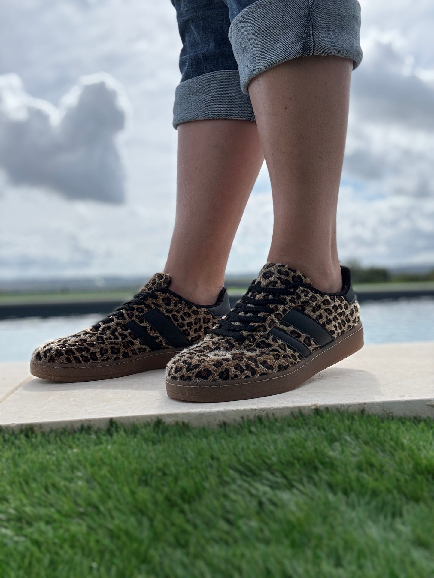 Chaussures baskets basses toucher poils imprimé léopard avec bandes noires style campus