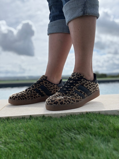 Chaussures baskets basses toucher poils imprimé léopard avec bandes noires style campus