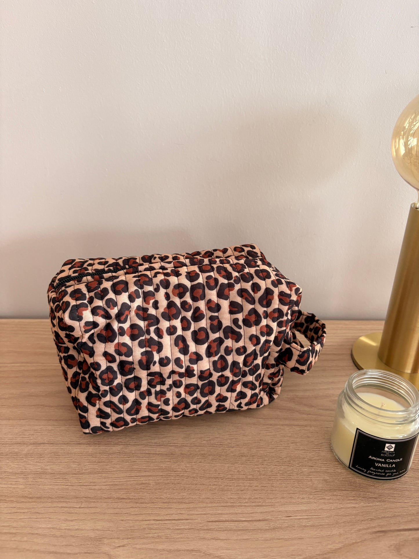 Pochette trousse en coton matelassé beige taupe motifs léopard couleur Noir et marron