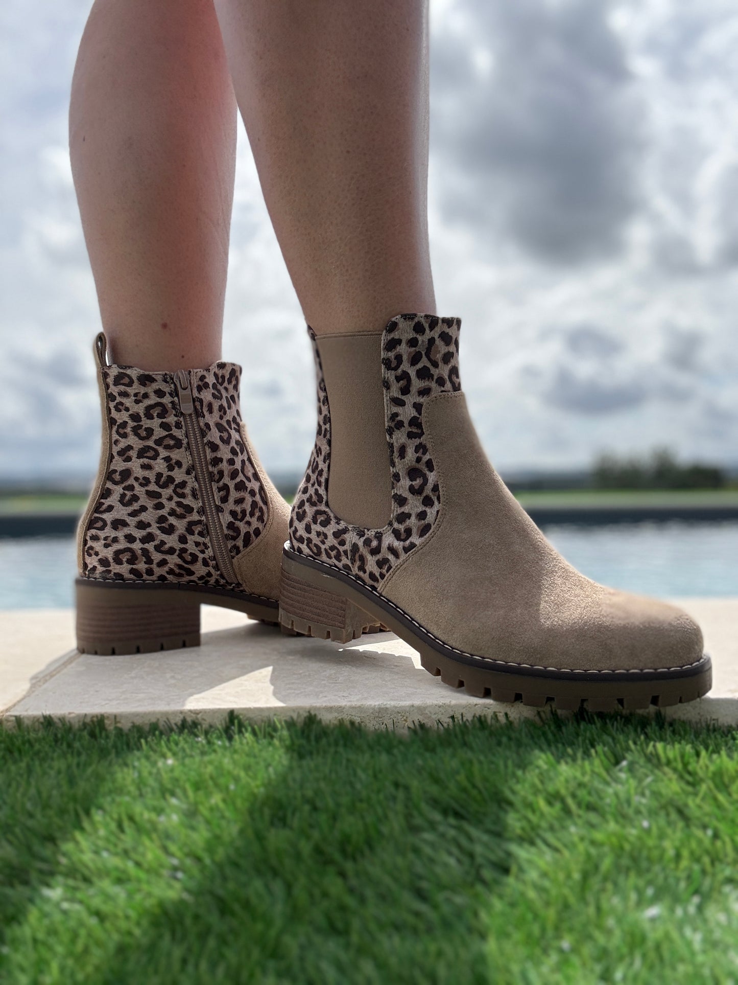 Chaussures bottines à talon toucher daim beige avec motif léopard marron taupe