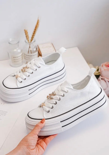 Chaussures baskets basses semelle compensée en tissu blanc style converse