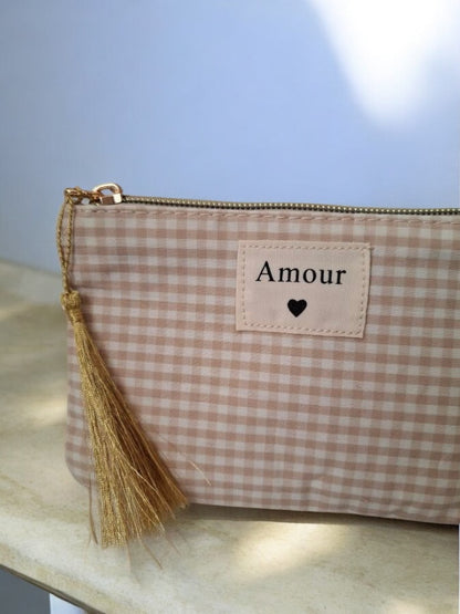 Pochette en tissu beige et blanc motifs à carreaux “Amour”