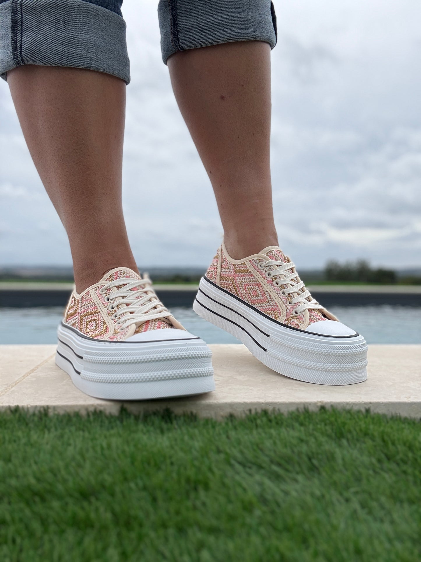 Chaussures baskets effet paille beige rose semelle compensée style converse