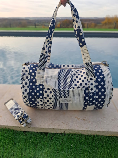 Sac polochon week end de voyage en tissu coton patchwork motifs à pois bleu marine et blanc