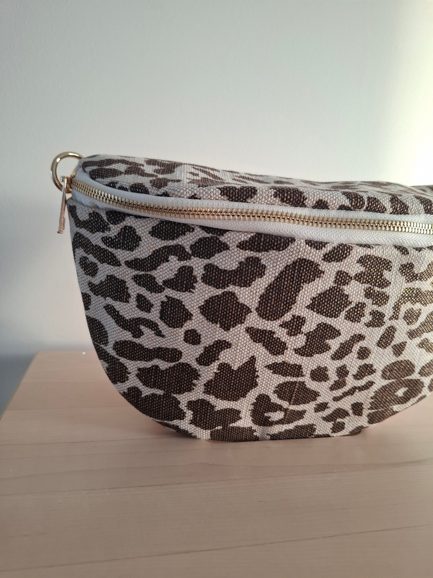 Sac banane en tissu motif léopard teintes marron et beige