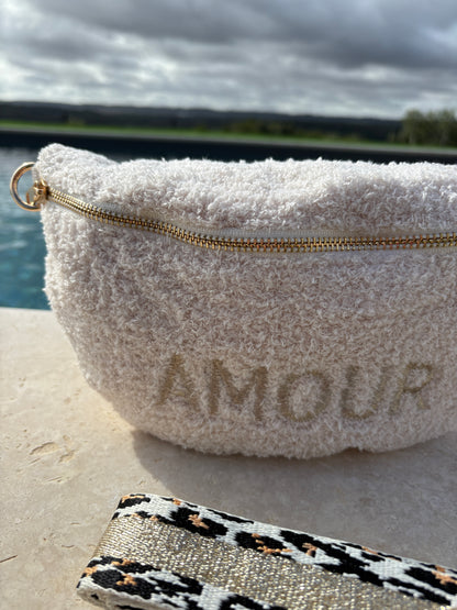 Sac banane en tissu moumoute douce bouclette beige inscription "AMOUR" sangle fantaisie léopard