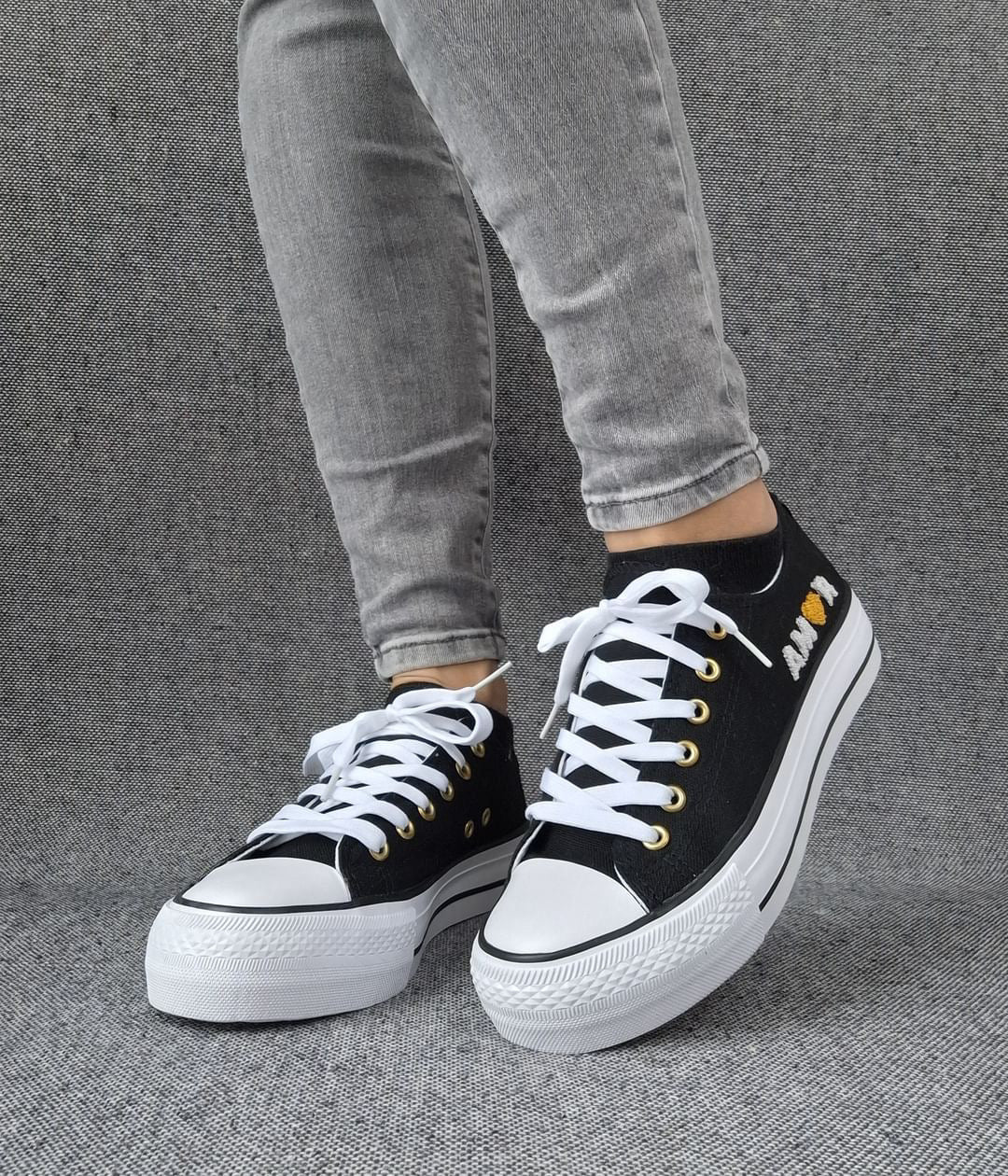 Chaussures baskets basses en toile noir avec inscription “Amor” style converse