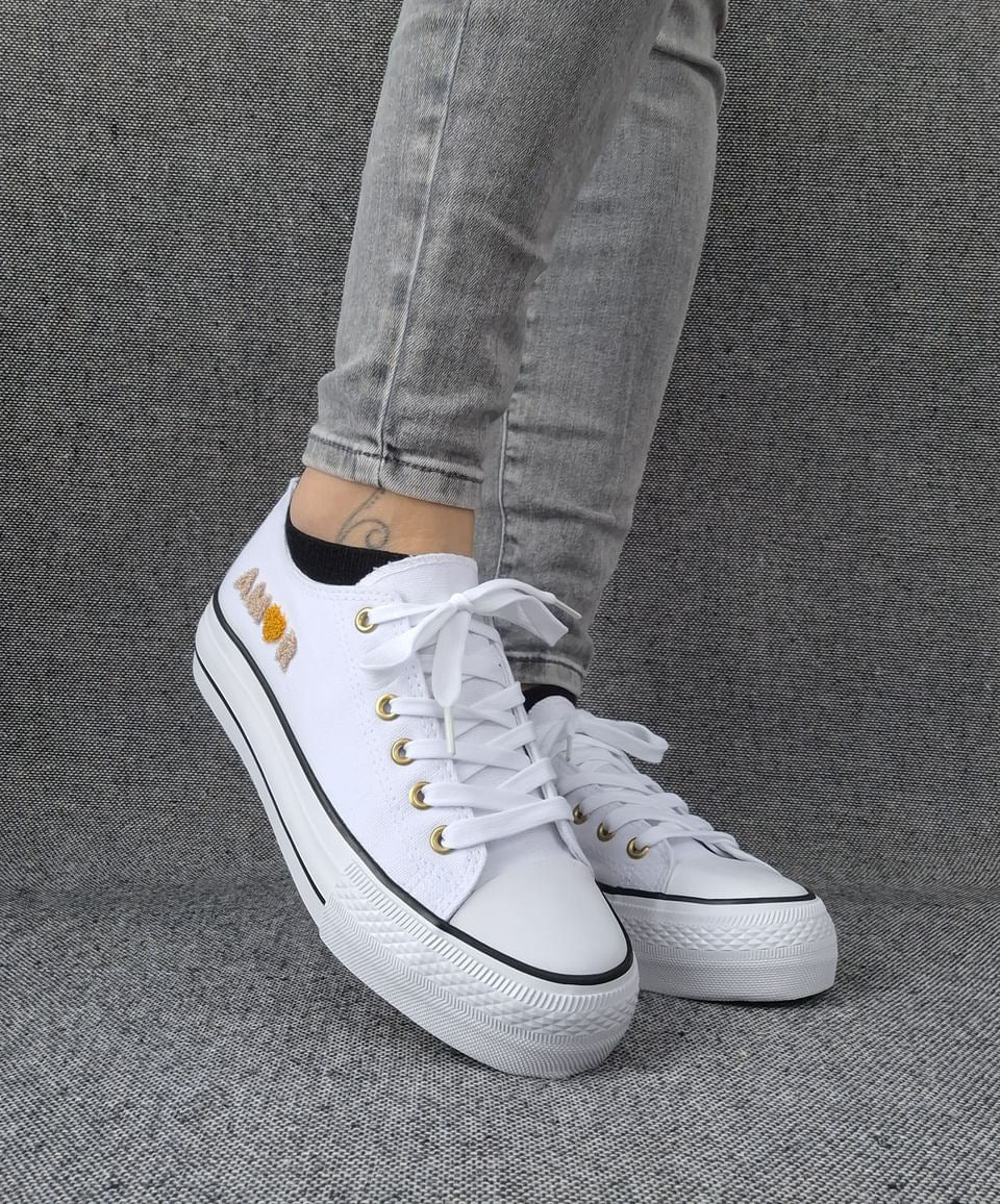 Chaussures baskets basses en toile blanche avec inscription “Amor” style converse