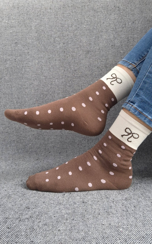 Paire de chaussettes marrons en coton à pois rose avec bordure blanche et motif nœud noir