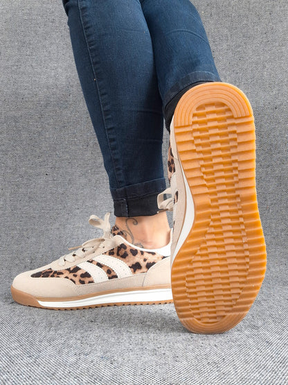 Chaussures baskets basses taupe léopard avec bandes blanches style sneakers
