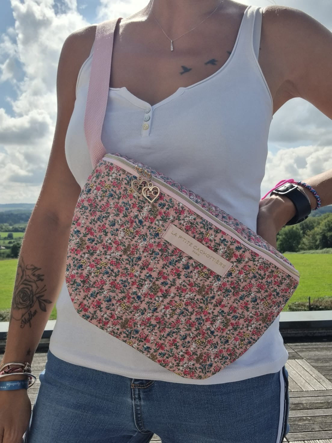 Sac banane en coton liberty fleuri rose « La Ptite cachottière »