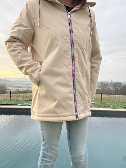 Manteau imperméable mi long fourré en fausse fourrure beige - Curvy